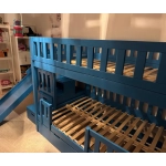 łóżko piętrowe ze schodami i ślizgawką